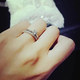 【エクセルコダイヤモンド(EXELCO DIAMOND)の口コミ】 ダイヤモンドの美しさに感動しました。
デザインは一見とてもシンプルです…