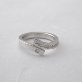 【ichi(イチ)の口コミ】 婚約指輪でありながら、シンプルなデザインであり、カジュアルなシーンで…