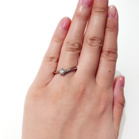 【ラザール ダイヤモンド【取扱店販売】の口コミ】 なかなかないこのアシンメトリーなデザインに一目惚れしました！3石のタイ…