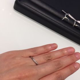 【俄(にわか)の口コミ】 細い指にも栄える存在感でダイヤが散りばめられておりさりげないおしゃれ…