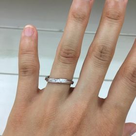 【RITOE(リトエ)の口コミ】 指輪にウェーブがあることで指が綺麗に見えます。手作りなので真ん中にあ…