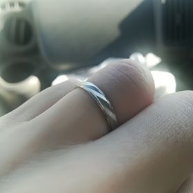 【Something Blue(サムシングブルー)の口コミ】 普通の指輪には無い斬新なデザインに惹かれ購入しました。具体的にはつや…