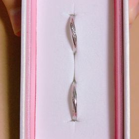 【Something Blue(サムシングブルー)の口コミ】 波打つようなデザインに一目惚れしました。値段が高すぎないものが良かっ…