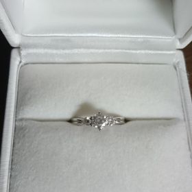 【D&D 144の口コミ】 1粒ダイヤの指輪と迷いましたが、3粒のデザインがとても気に入って、こち…