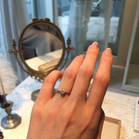 【Enasoluna(エナソルーナ)の口コミ】 婚約指輪らしいデザインでとてもステキでした。自分の指には細いリングが…
