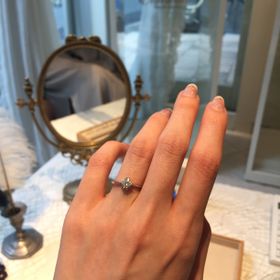 【Enasoluna(エナソルーナ)】の口コミ 婚約指輪らしいデザインでとてもステキでした。自分の指には細いリングが合...