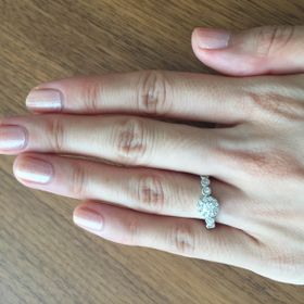 【Ponte Vecchio(ポンテヴェキオ)の口コミ】 いかにも婚約指輪っぽくないデザインが気に入りました。結婚後のデートで…