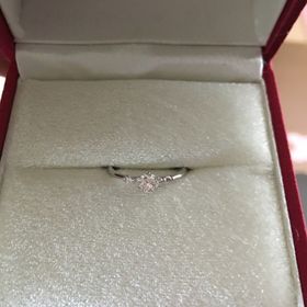 【WEDYの口コミ】 もともと、一粒ダイヤのデザインで探していました。実際店舗で色々なデザ…