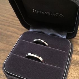 【ティファニー(Tiffany & Co.)の口コミ】 結婚指輪は婚約指輪と同じティファニーと決めていました。デザインは、二…