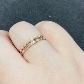 【Room403(ルームヨンマルサン)】の口コミ 3点あります。
まず、ピンクゴールドで肌馴染みがいいこと。
次にダイヤ...