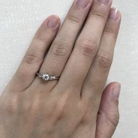 【アンジェリックフォセッテ(Angelique Fossette)の口コミ】 S字で細く、ダイヤモンドが美しく見えるデザインのリングを探していて、試…