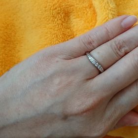 【銀座ダイヤモンドシライシの口コミ】 婚約指輪をもらわない代わりにダイヤを埋め込んだデザインの物で探してお…