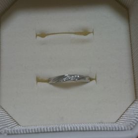 【4℃ BRIDAL(ヨンドシーブライダル)の口コミ】 シンプルで少しダイヤが入っている物がいいなと思い探していました。他に…