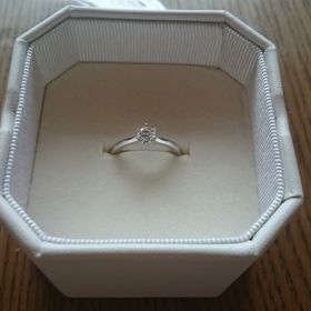 【4℃ BRIDAL(ヨンドシーブライダル)の口コミ】 婚約指輪は主人が選んでくれました。婚約指輪なのでダイヤがついている物…