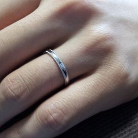 【エクセルコダイヤモンド(EXELCO DIAMOND)の口コミ】 結婚指輪を職場でも着けられるよう、細めのものを選びました。
彼女の指輪…