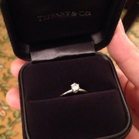 【ティファニー(Tiffany & Co.)の口コミ】 結婚指輪と重ね付けすることを考えて、長くつけても飽きがこないシンプル…