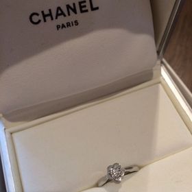 【シャネル(CHANEL)の口コミ】 台座が、シャネルの愛したカメリアの花のデザインになっている。ダイヤの…