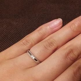 【エクセルコダイヤモンド(EXELCO DIAMOND)の口コミ】 結婚指輪は職場でも着けられるよう、シンプルなものを選びました。
婚約指…