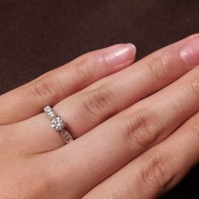 【エクセルコダイヤモンド(EXELCO DIAMOND)の口コミ】 メインの石の両脇のアームが細くなっているため、石が目立って大きく綺麗…