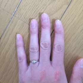 【4℃ BRIDAL(ヨンドシーブライダル)の口コミ】 3点石が留めてあり豪華に見え、とても可愛いです。つやつやしてますし、た…