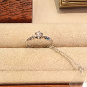 【アネリディギンザ(ANELLI DI GINZA)の口コミ】 中央のダイヤモンドに向かい、サイドのメレダイヤが斜めに配置されていま…