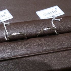 【アイプリモ(I-PRIMO)の口コミ】 シンプルなストレートタイプのリングで、女性用には中央に5石のダイヤモン…