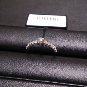 【ラザール ダイヤモンド(LAZARE DIAMOND)の口コミ】 アームにたくさんのダイヤモンドが並んでいて、とても綺麗です。
華やかで…