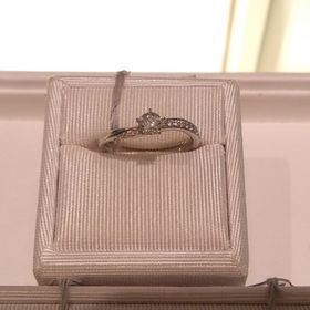 【festaria bijou SOPHIA(フェスタリア ビジュソフィア)の口コミ】 中央のダイヤのカットとてもきれいです。
アームがウェーブしていて、沿う…