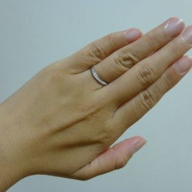 【4℃ BRIDAL(ヨンドシーブライダル)の口コミ】 婚約指輪と重ねづけがしたかったので重ねづけをして形が合うところと、シ…