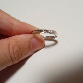 【エクセルコダイヤモンド(EXELCO DIAMOND)の口コミ】 直感です。シンプルなものがもともと好きなのですが、シンプルすぎると少…