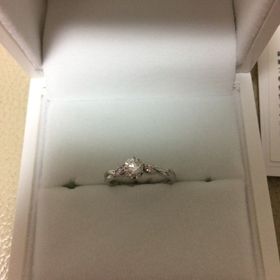 【ギンザタナカブライダル(GINZA TANAKA BRIDAL)の口コミ】 可愛い系が好みだったので、真ん中のダイヤだけではなく、両隣にピンクダ…