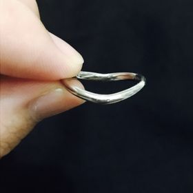 【ケイウノ ブライダル(K.UNO BRIDAL)の口コミ】 なんの装飾もなくシンプルですが、指からはずすとハートの形になるところ…