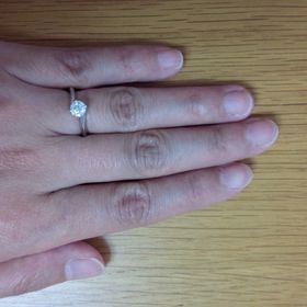 【銀座ダイヤモンドシライシの口コミ】 ゆりの花の形をモチーフにしていて可憐でかわいいところが気に入り、光の…