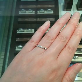 【COLANY(コラニー)の口コミ】 他の面白いデザインにも惹かれましたが、比較的シンプルなこちらを試着さ…