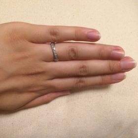 【STAR JEWELRY(スタージュエリー)の口コミ】 Vカットになっていて指が細く見えるところ。婚約指輪と一緒につけた時に隙…