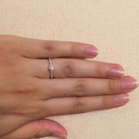 【STAR JEWELRY(スタージュエリー)の口コミ】 シンプルでどんなアクセサリーとも合うところ。ストレートなので結婚指輪…