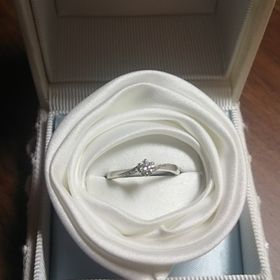 【4℃ BRIDAL(ヨンドシーブライダル)の口コミ】 指輪の決め手はデザインです。一目惚れです。中央には大きいダイヤ、左右…