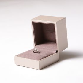 【ショーメ(CHAUMET)の口コミ】 シンプルなデザインですが指につけたときに、指輪の重みをしっかりと感じ…