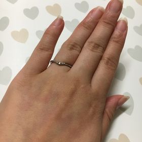 【Foulason(フレゾン)の口コミ】 この指輪はスズランがモチーフで、スズランの花言葉は「連なる幸福」。同…