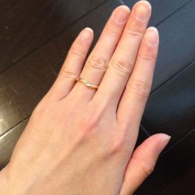 【Mariage ent(マリアージュエント)の口コミ】 以前に購入していた婚約指輪と一緒に付けて形がフィットするかどうかにポ…