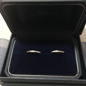 【銀座ダイヤモンドシライシの口コミ】 小さなダイヤモンドがリボンのようにデザインされているところに一目惚れ…