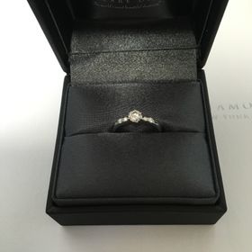 【ラザール ダイヤモンド(LAZARE DIAMOND)の口コミ】 デザインが大好きです。
自分の指とリングの太さが合っているように感じま…