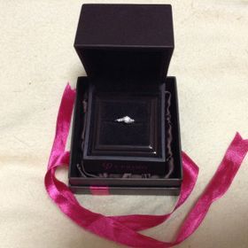 【アイプリモ(I-PRIMO)の口コミ】 婚約指輪なのでダイヤモンドが付いているものがいいと思いました。指が細…