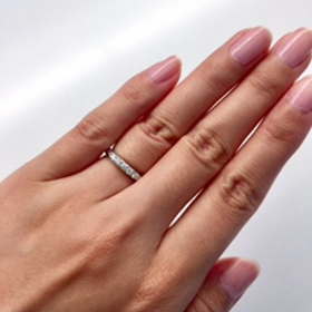 【ROYAL ASSCHER(ロイヤル・アッシャー)の口コミ】 ロイヤルアッシャーの特徴である「白い輝き」に一目ぼれし、こちらの指輪…