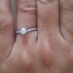 【天久加工所】の口コミ すごく細くてシンプルなのですが半分だけダイヤモンドが散りばめられていて...