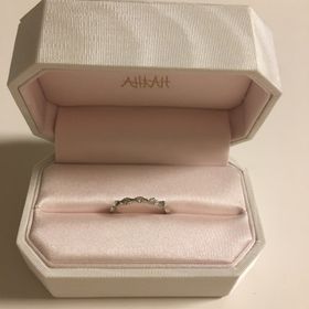 【AHKAH(アーカー)の口コミ】 元々憧れのブランドでした。
私の指が太めでゴツゴツしてるので、普通の指…