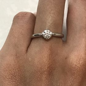 【俄(にわか)の口コミ】 初めから婚約指輪はシンプルなもので、結婚指輪と重ね付けできるものを探…