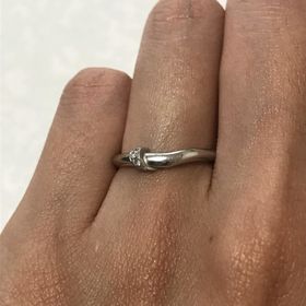 【俄(にわか)の口コミ】 婚約指輪と重ね付けできる指輪にしました。
他のブランドの結婚指輪と迷い…