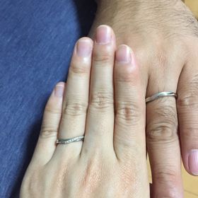 【銀座ダイヤモンドシライシの口コミ】 V字型の指輪を探していて、素敵なデザインを見つけることができました。付…