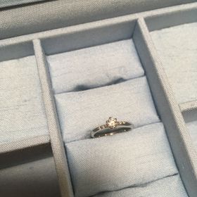 【agete(アガット)の口コミ】 定番の婚約指輪といったデザイン。シンプルで指を細く見せてくれるところ…